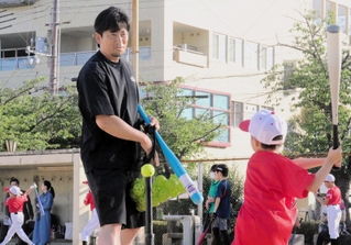 地元のスポーツクラブの子どもたちに野球を教える小松聖さん＝芦屋市川西町、シンコースポーツグラウンド