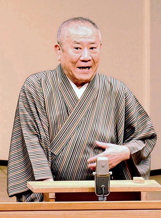 桂米朝さんが亡くなって１年後、一門会で師匠の思い出を語る桂ざこばさん＝２０１６年３月、神戸文化ホール
