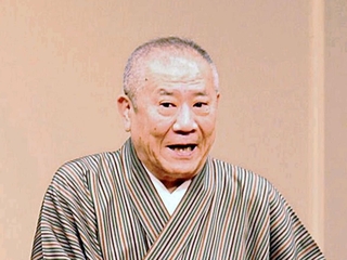 桂米朝さんが亡くなって１年後、一門会で師匠の思い出を語る桂ざこばさん＝２０１６年３月、神戸文化ホール