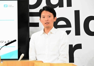 元西播磨県民局長の文書を巡る片山安孝副知事の対応について、定例会見で記者の質問に答える斎藤元彦知事＝兵庫県庁