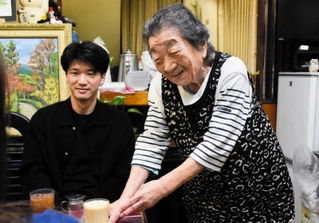 笑顔で接客する吉原豊子さん（右）＝神戸市長田区庄山町１