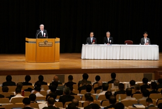 開会あいさつをする山上昌之・全国新聞販売フォーラム大会会長（壇上左端）＝１２日午前、神戸市中央区、神戸ポートピアホテル（撮影・斎藤雅志）