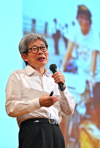 基調講演をする平田オリザさん＝神戸ポートピアホテル（撮影・斎藤雅志）
