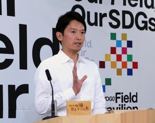 元西播磨県民局長の文書を巡る片山安孝副知事の対応について、定例会見で記者の質問に答える斎藤元彦知事＝兵庫県庁（撮影・前川茂之）