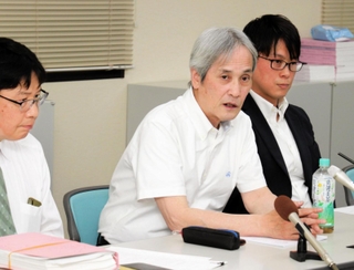 息子を亡くした事件からの13年間を振り返り、加害者家族に対する民事裁判提起への思いを語る堤敏さん（中央）＝１２日午後、神戸市中央区橘通１、兵庫県弁護士会館