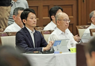 百条委員会の設置を求める動議が出された兵庫県議会で、議事進行を見守る斎藤元彦知事（左）と片山安孝副知事＝１３日午前、神戸市中央区、兵庫県公館（撮影・長嶺麻子）