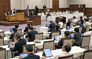 百条委員会の設置を求める動議が出された兵庫県議会本会議＝１３日午前、神戸市中央区、兵庫県公館（撮影・長嶺麻子）