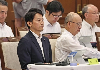 賛成多数で百条委員会の設置が決まった直後の斎藤元彦知事（左）と片山安孝副知事＝１３日午後、神戸市中央区、兵庫県公館（撮影・長嶺麻子）