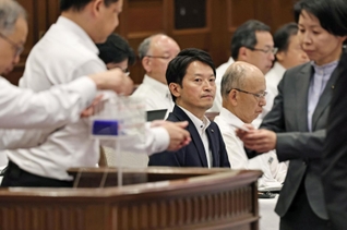 百条委員会の設置を求める動議が出された兵庫県議会本会議で、県議の投票を見守る斎藤元彦知事（中央）＝１３日午後、神戸市中央区、兵庫県公館（撮影・長嶺麻子）