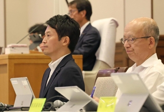兵庫県議会で百条委員会の設置が決まり、正面を見据える斎藤元彦知事（左）。右は片山安孝副知事＝１３日午後、神戸市中央区、兵庫県公館（撮影・笠原次郎）