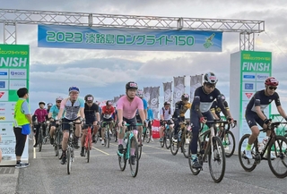前回の淡路島ロングライド１５０でスタートする参加者＝２０２３年９月、淡路市夢舞台