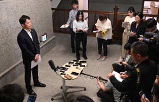 百条委設置が決まったことを受け、報道陣に対応する斎藤元彦知事（左）＝１３日午後、神戸市中央区下山手通４、兵庫県公館（撮影・斎藤雅志）