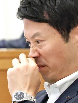 議場で厳しい表情を見せる斎藤元彦知事＝１３日午後、神戸市中央区、県公館（撮影・笠原次郎）