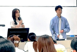 「まだまだいろんな世界があるよ」と学生らに語りかける成住佑菜さん（左）と石川遥稀さん＝神戸市長田区大谷町２、神戸常盤大