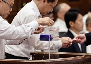 百条委員会設置を巡り、投票箱に積み上がっていく投票札＝神戸市中央区、兵庫県公館（撮影・長嶺麻子）
