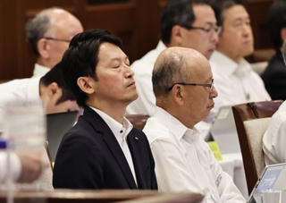 県議会本会議に臨んだ斎藤元彦知事（左）と片山安孝副知事＝１３日午後、神戸市中央区、兵庫県公館（撮影・長嶺麻子）