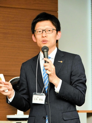 現代社会を生き抜くすべなどを伝える児童精神科医の三木崇弘さん＝東京都千代田区