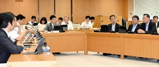 元西播磨県民局長の文書問題を調べる百条委員会の第１回会合＝１４日午後、兵庫県庁