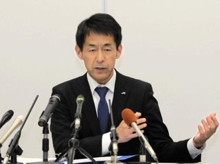11、12日に発生した大規模な列車トラブルについて説明するＪＲ西日本近畿統括本部の三津野隆宏本部長＝大阪市北区芝田２