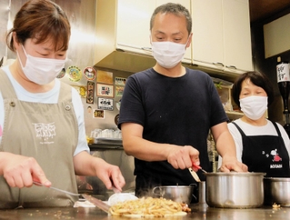 キャベツをはじめ、相次ぐ材料費の高騰にも「変わらないことが大切」と前を向く店主の青森功樹さん（中央）ら＝神戸市長田区久保町４、お好み焼　青森