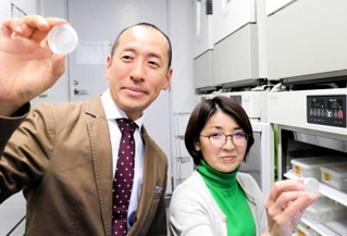 線虫が入ったシャーレを見つめる久原篤教授（左）と、太田茜特任研究准教授＝神戸市東灘区岡本８、甲南大