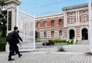誤認逮捕の損害賠償を提訴するため、神戸地裁に入る女性の代理人弁護士＝１７日午後、神戸市中央区橘通２