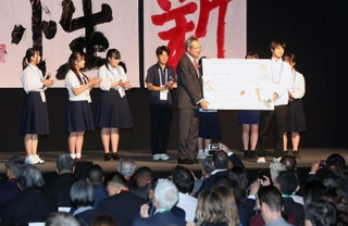 防災宣言を披露した兵庫県内外の高校生ら＝アクリエひめじ（撮影・辰巳直之）