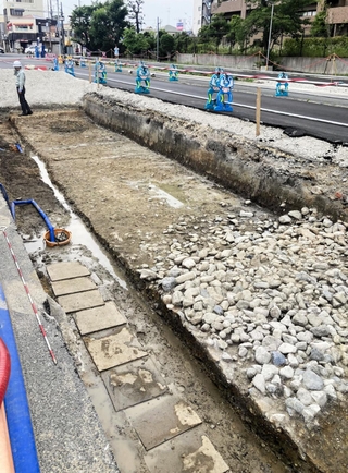 葺石（右手前）などが出土した池田山古墳の周溝＝尼崎市塚口本町６