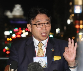 姫路城（左奥）の入場料について話す姫路市の清元秀泰市長＝１７日夜、姫路市駅前町（撮影・辰巳直之）