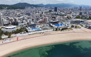 神戸須磨シーワールドが完成するなど再整備された須磨海岸＝神戸市須磨区（ドローンで撮影）