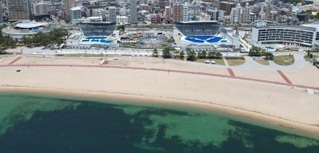 新水族館やホテルが開業し、光景が一変した須磨海岸＝神戸市須磨区（ドローンで撮影）