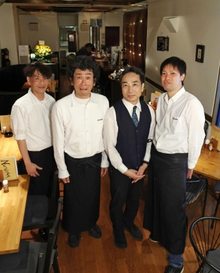 「神戸名店百選」に選ばれるなど、神戸で３６年愛されてきたノミーナのオーナー中島光繁さん（右から２人目）ら＝神戸市中央区下山手通２（撮影・鈴木雅之）