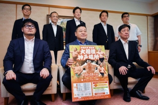 大相撲神戸場所の開催をＰＲする枝川親方（下段中央）ら＝神戸市役所