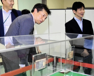 ７月３日から流通が始まる新紙幣の見本を見学する神戸銀行協会の関係者ら＝日銀神戸支店