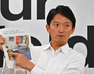 文書で指摘された疑惑について資料を示して説明する斎藤元彦知事＝２０日午後、兵庫県庁（撮影・斎藤雅志）