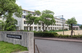 「連携型中高一貫教育校」が検討される浜坂高校＝兵庫県新温泉町芦屋