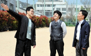 バスケットゴールが新たに置かれる神楽公園で展望を語るＯＫＫＯさん（左）と長田区の担当者＝神戸市長田区細田町１