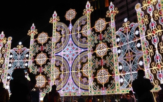 夜空に電飾が浮かび上がった神戸ルミナリエ＝１月１９日、神戸市中央区加納町６、東遊園地