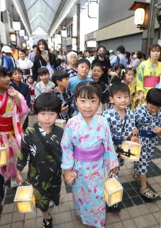 商店街を浴衣姿で練り歩く子どもたち＝２２日午後、姫路市内（撮影・辰巳直之）