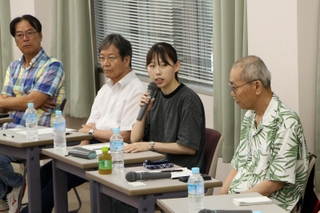 アスベストを浴び中皮腫を発症した人たちと意見を交わす学生＝23日午後、神戸市灘区六甲台町の神戸大