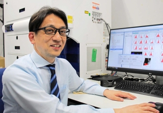 多くの寄付が寄せられ、「背中を押されている気分になる」と語る宮西正憲特命教授＝神戸市中央区港島南町１
