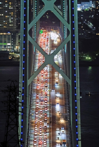 多くの車が行き交う明石海峡大橋。２０２３年度の通行台数は過去最多となった＝２４年４月、淡路市から