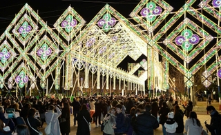 夜空をバックに電飾が浮かび上がった神戸ルミナリエ＝１月１９日、神戸市中央区波止場町、メリケンパーク