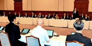 兵庫県の斎藤元彦知事と神戸市の久元喜造市長、県市の幹部らが共通の課題について協議した＝県公館