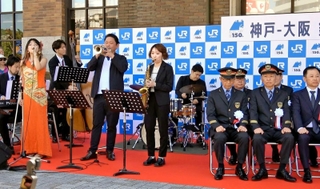 神戸-大阪間鉄道開業１５０周年の記念式典で鉄道唱歌のジャズバージョンを演奏するトランペッターの広瀬未来さん（手前左から２人目）ら＝５月11日、ＪＲ神戸駅前