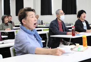 声筋を鍛えるため、音楽教室で発声練習をする参加者＝神戸市兵庫区中之島２、兵庫県立兵庫津ミュージアム