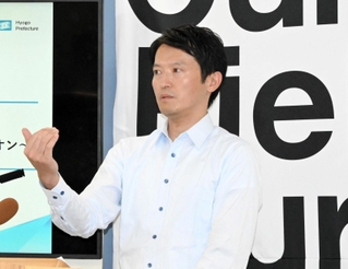 会見でハラスメント研修を受ける考えを示した斎藤元彦知事＝２６日午後、兵庫県庁
