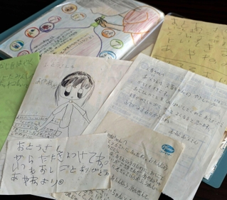 いつも帰宅の遅い森川正敏さんと娘の堀切文音さんが交流を図っていた手紙。正敏さんの死後、ずっと見返せなかった＝神戸市垂水区（撮影・長嶺麻子）