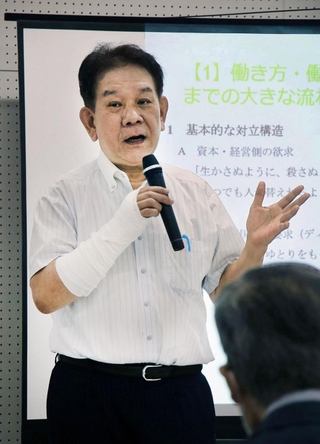 過労死防止法成立１０年に合わせて開かれた勉強会で、課題を指摘する岩城穣弁護士＝神戸市中央区の中央区文化センター