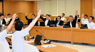 兵庫県の元西播磨県民局長が作成した文書について調べる百条委員会の第２回会合で、資料提出などについて委員が意見を交わした＝県庁